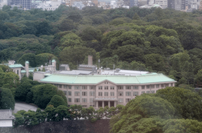 日本宫内厅官员想解压,于是往下属水杯中灌洗涤剂?