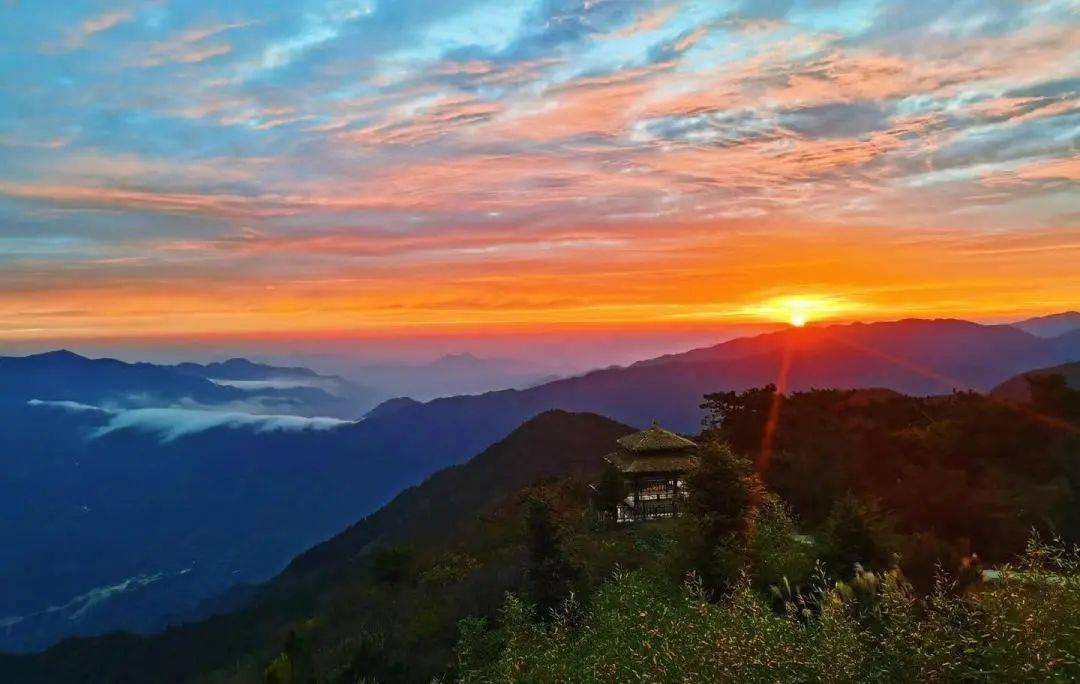 整个朋友圈都在刷屏的敕木山日出,到底有多美._叶文晶