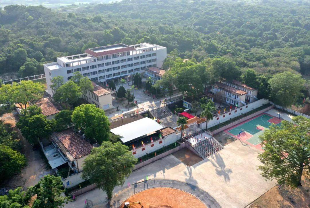 县第二华侨中学隆重举行揭西县第二华侨中学贡山小学校董会颁奖典礼