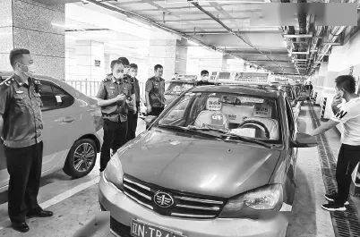 朝阳高铁站一出租车被暂扣抓紧看看啥情况