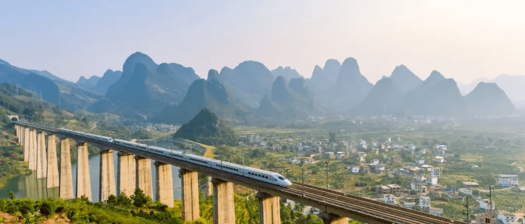 幣20元背景圖案取景地 三江千年侗寨,茶山 賀州的土瑤風情 高鐵列車穿