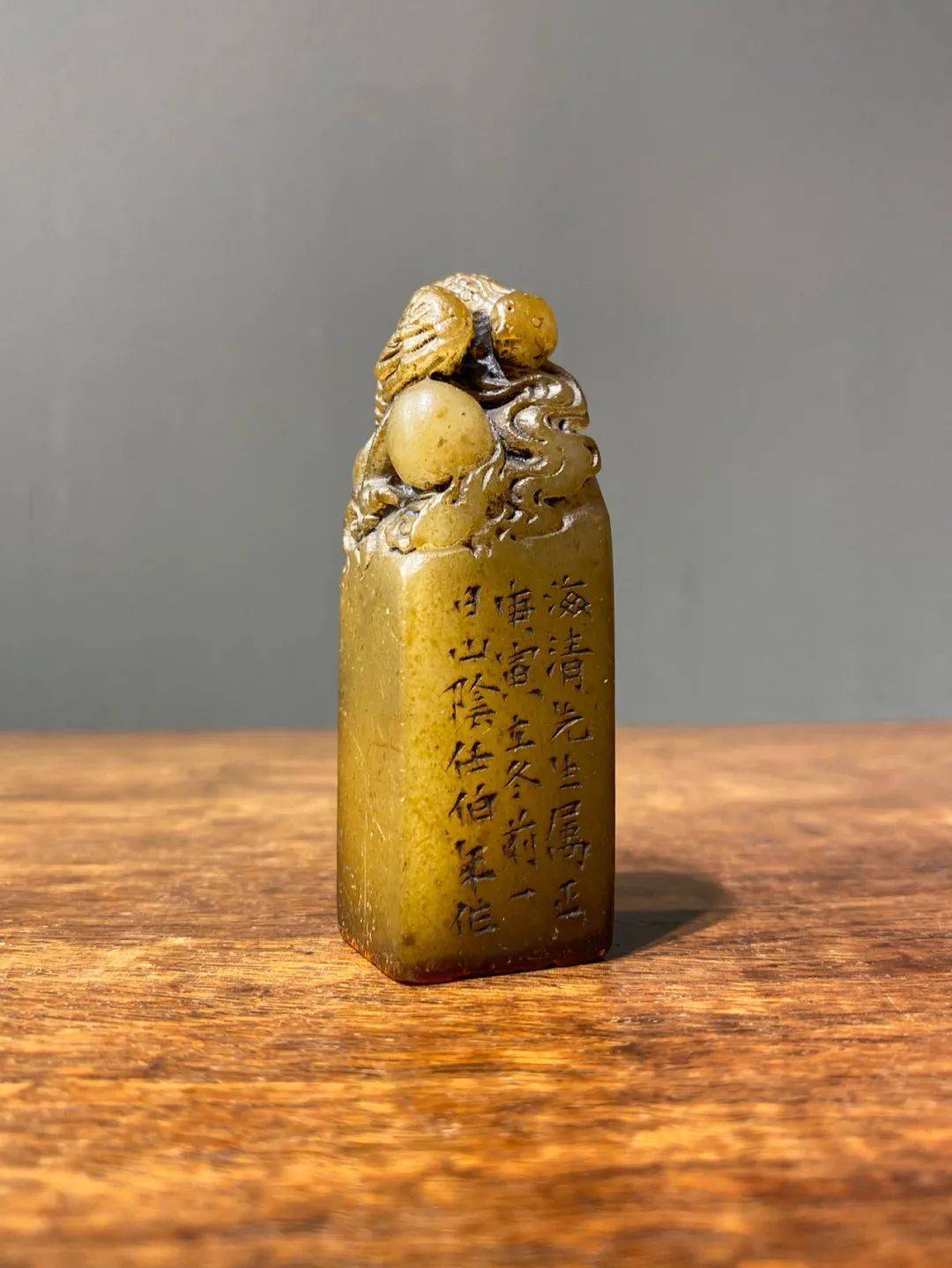 此印章未经专家鉴定是否确实为任伯年之作,可以确定的是其材质为天然