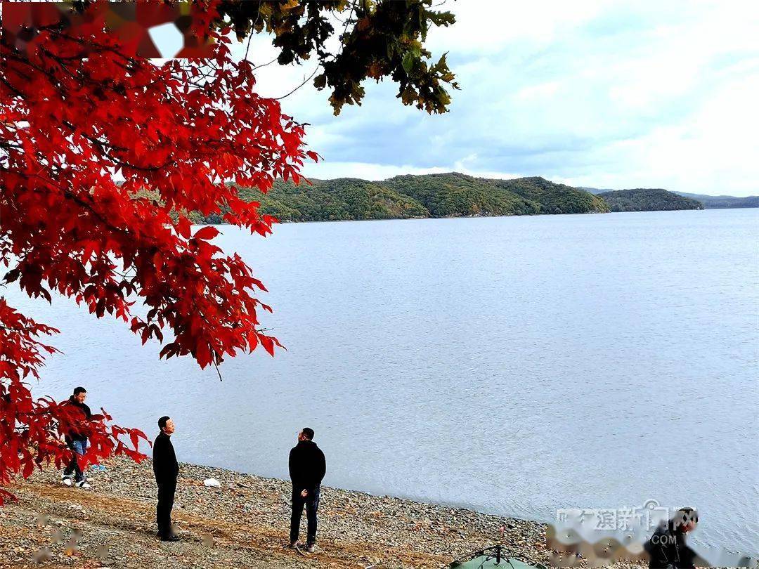 看龙凤山秋天的湖光山色，多美！