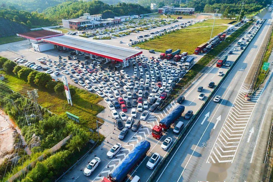 许广高速塞车里程约40公里让人崩溃的返程高峰已提前到来