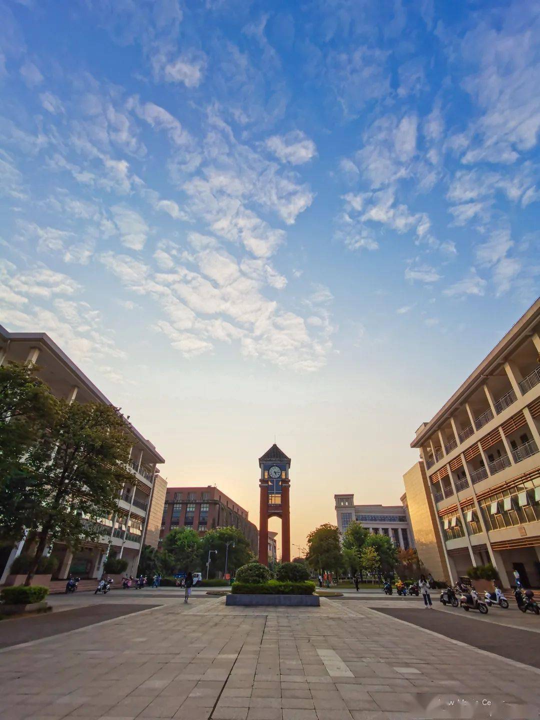 位于教学南北楼之间 时光穿梭之间 指针跳跃着时光 记录着桂医学子