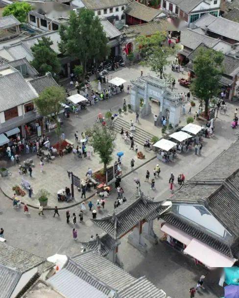 四方街这里是喜洲古镇的中心,商铺围成的小广场上,游客们排长队也要