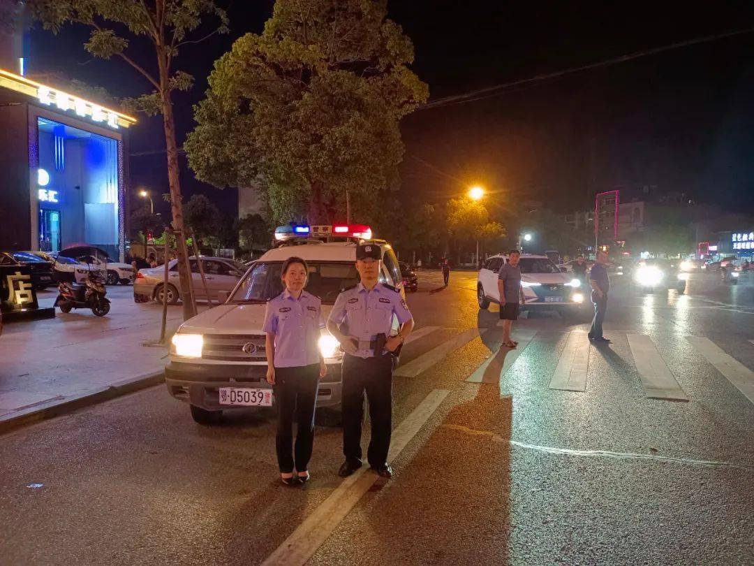 鄂d5039警车连闯两个红灯!