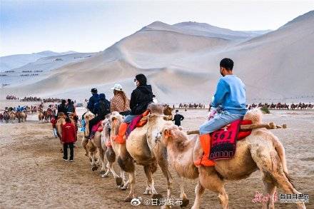 甘肃|浩浩荡荡的大漠驼队成敦煌鸣沙山别样景观