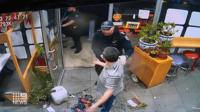 澳华人中餐馆遭抢劫, 店主夫妻被锤子猛砸头, 到处都是血! 歹徒在逃