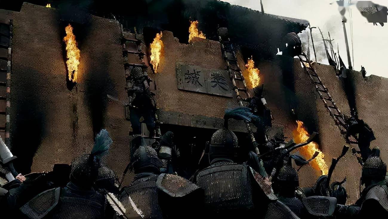 为什么守城士兵宁愿用石头砸,也不愿意推倒梯子?士兵:我可不傻_云梯