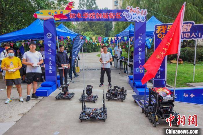 花样|南京航空航天大学迎新“花样”多 粉色“宇航员”吸睛