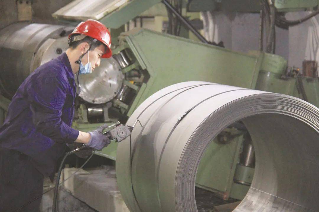 鞍钢股份热轧带钢厂 高重山 摄