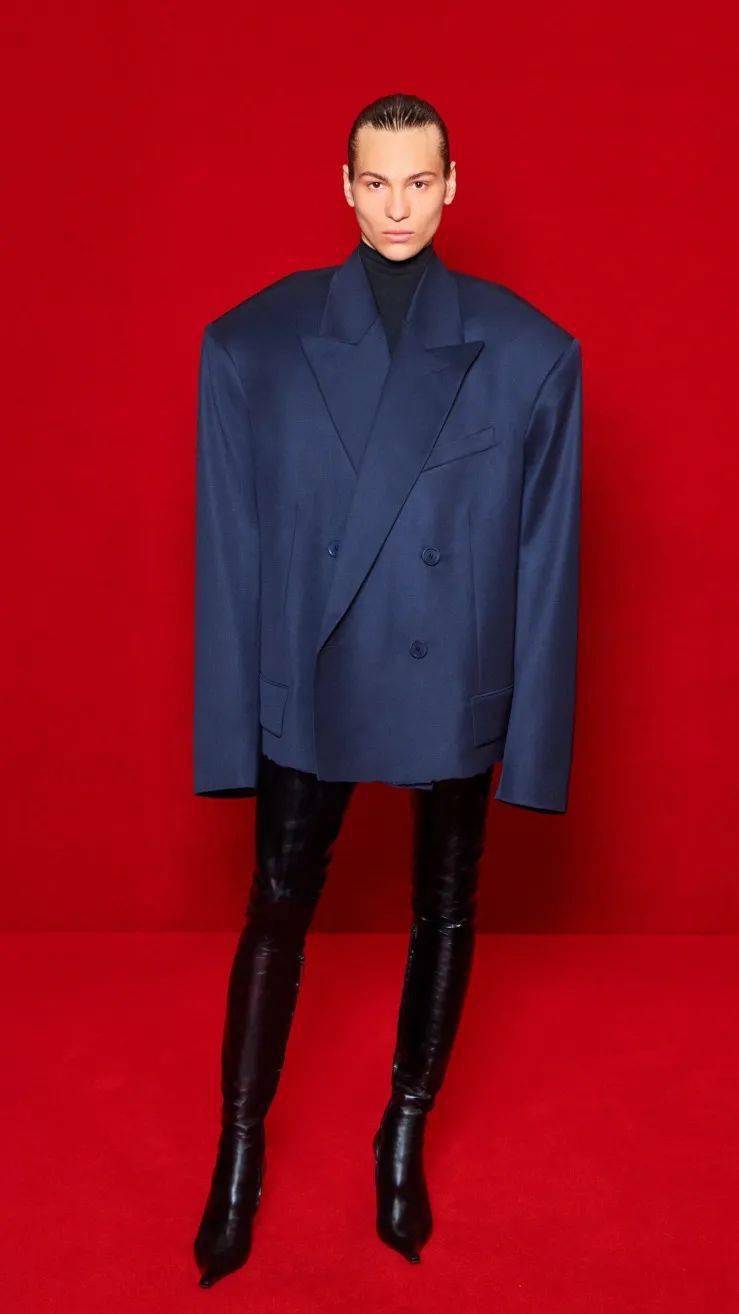 系列 动漫服装秀梦幻联动！Balenciaga邀请辛普森一家来走秀，时装秀甚至被包装成了短片的首映礼……