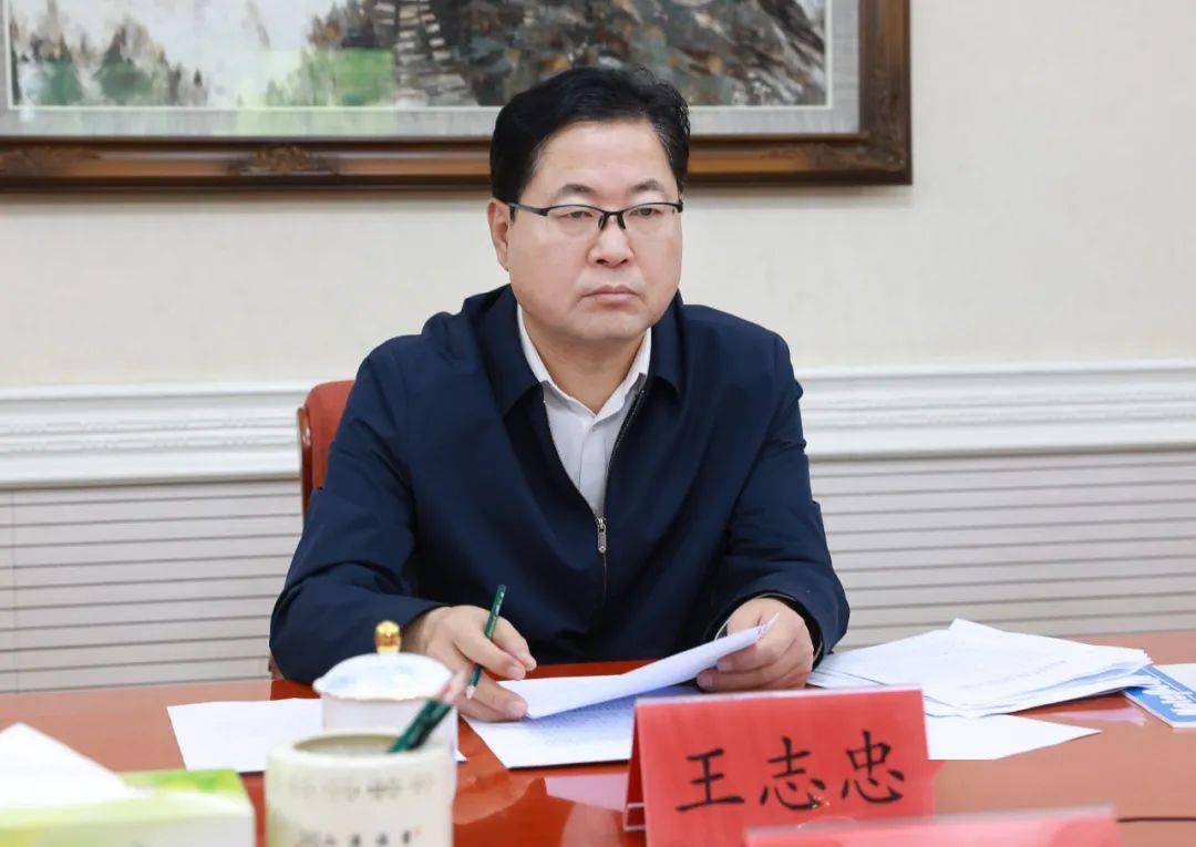 受省政府副省长李宏亚委托,省政府副秘书长王志忠主持并讲话.