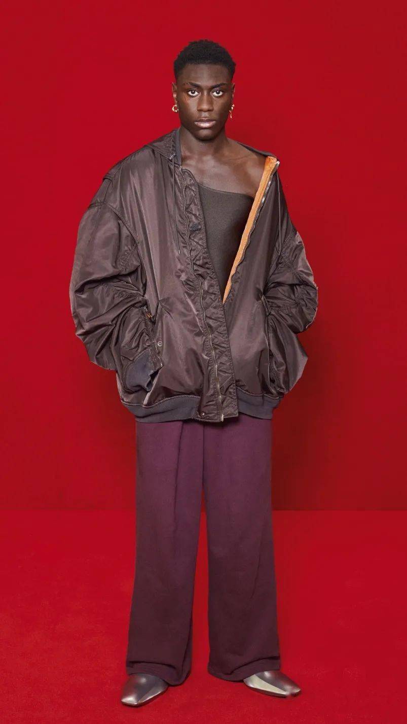 系列 动漫服装秀梦幻联动！Balenciaga邀请辛普森一家来走秀，时装秀甚至被包装成了短片的首映礼……