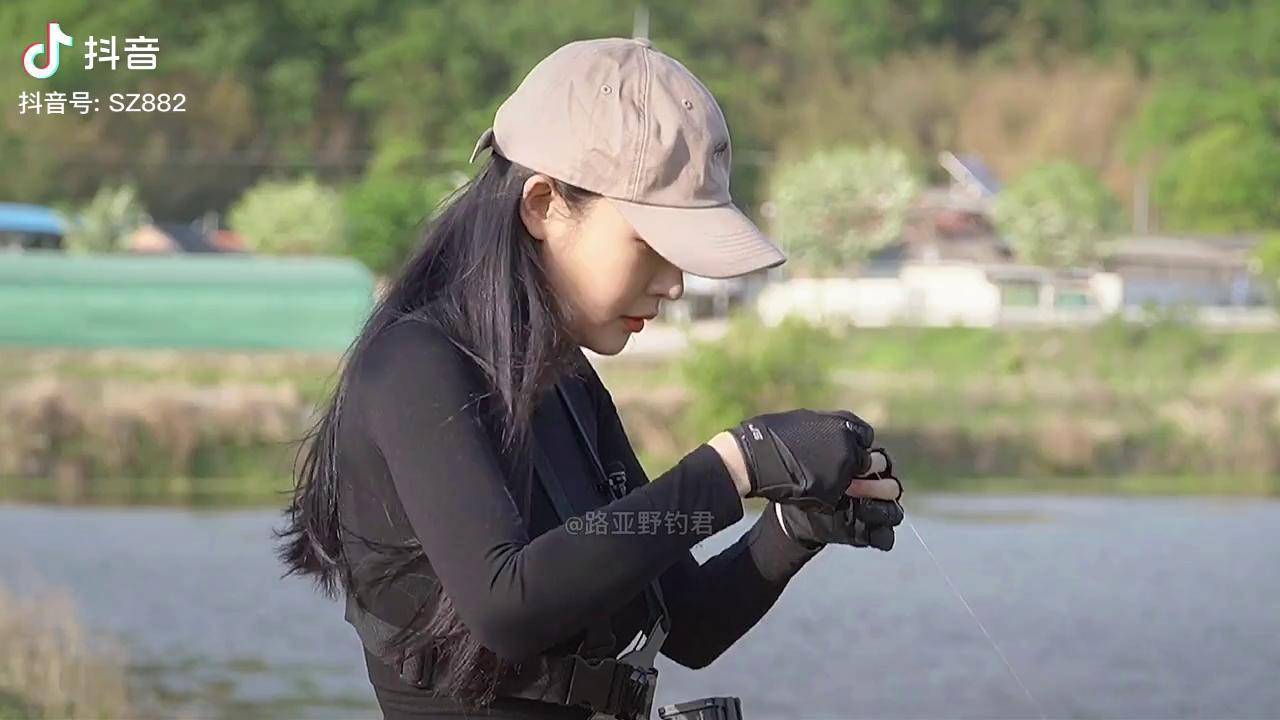 韩国路亚女钓手安贞恩钓到一条鱼拆钩的时候跑掉了韩国路亚女钓手路亚