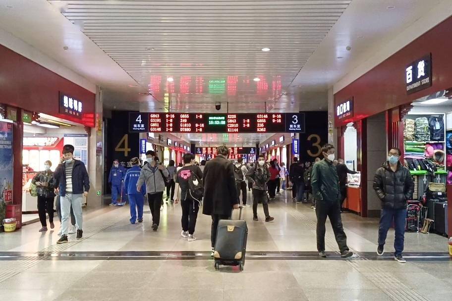 现场直击郑州火车站返程高峰：人山人海，有安徽人在郑州呆了6天，主要为了看河南博物院