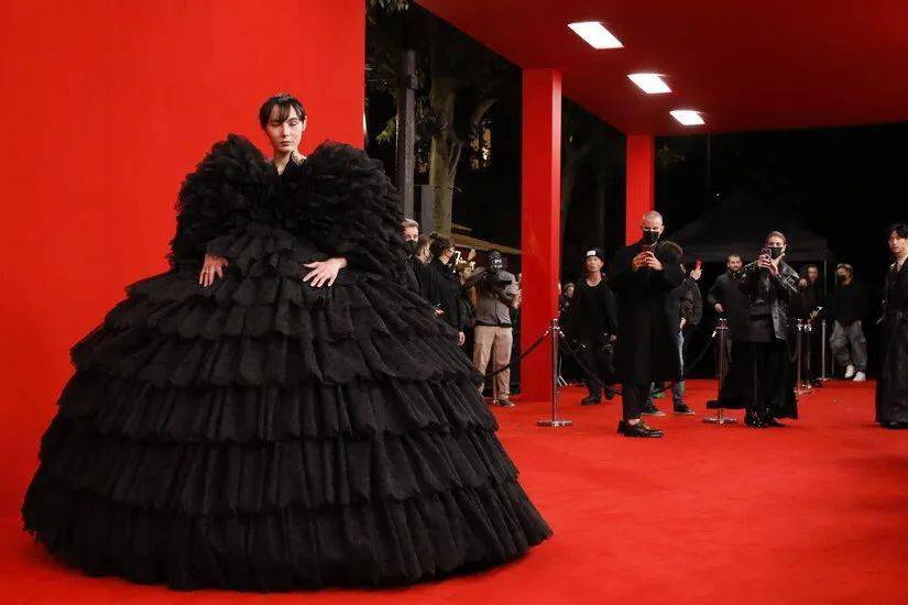 系列 动漫服装秀梦幻联动!Balenciaga邀请辛普森一家来走秀,时装秀甚至被包装成了短片的首映礼……