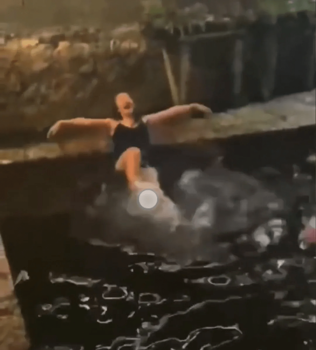扎眼！女游客穿泳装在丽江古城石榴井游泳戏水，当事人发文致歉：酒后失控
