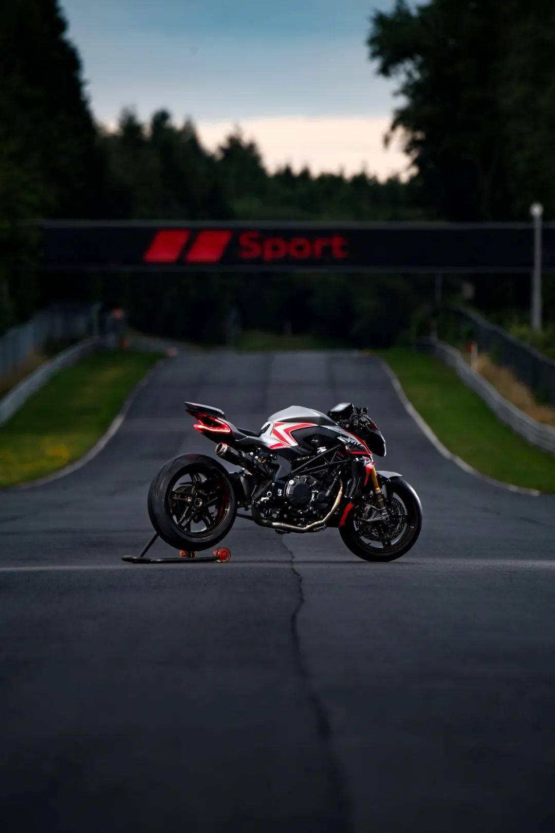 mv奥古斯塔brutale1000纽博格林版户外特写