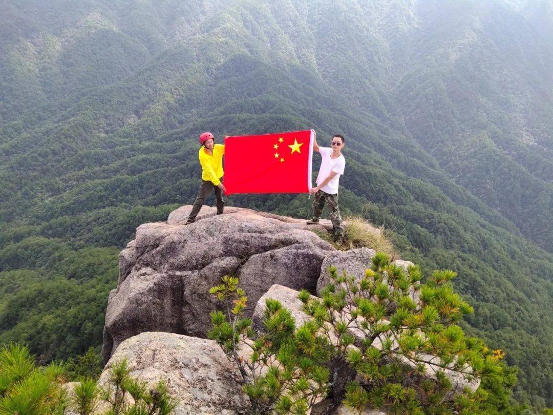 门前岩尖观美景,高山顶上庆国庆