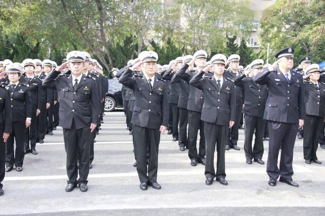 大连海关举行庆十一升国旗仪式