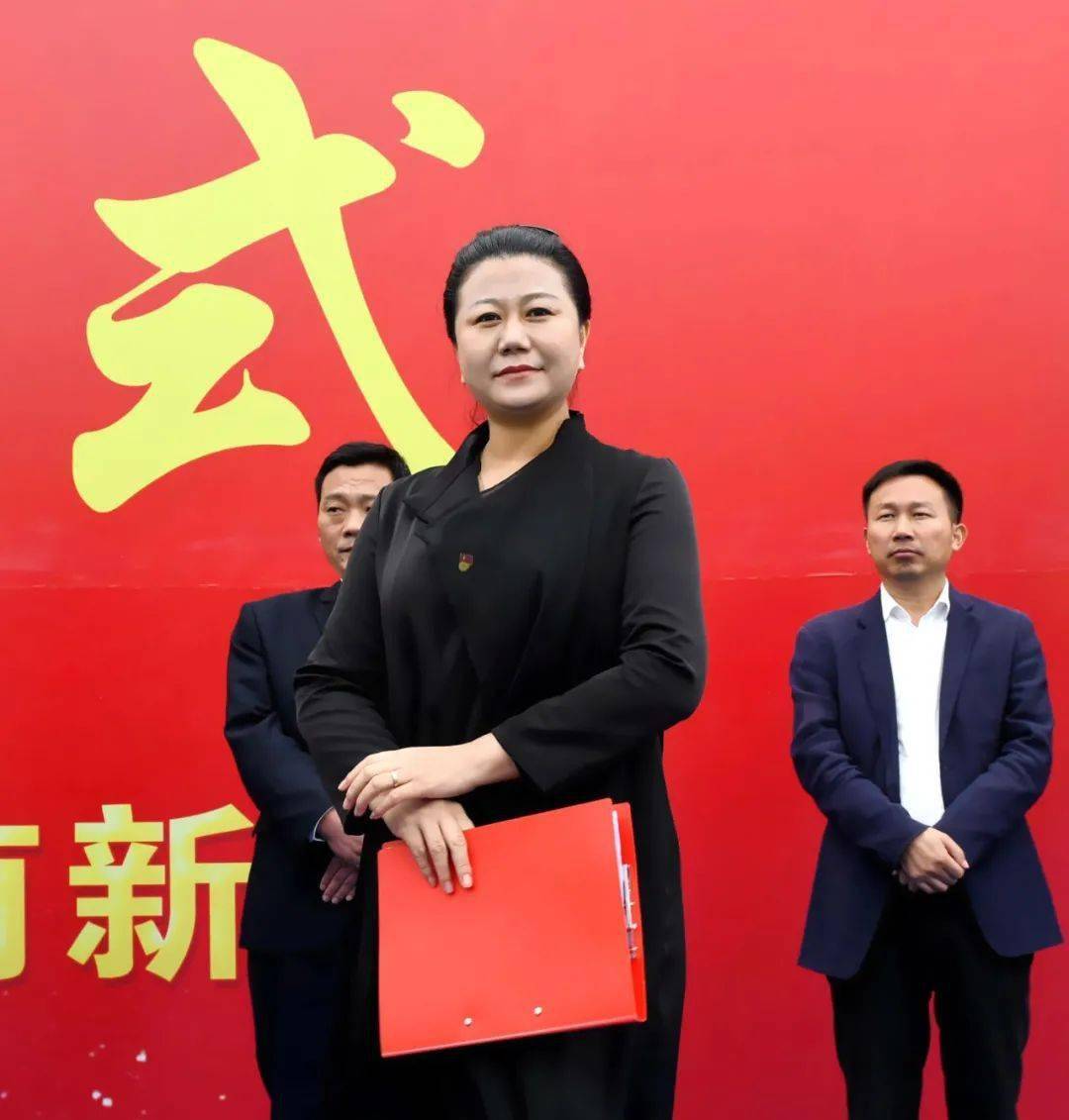 县委常委,常务副县长李振南主持开工仪式.
