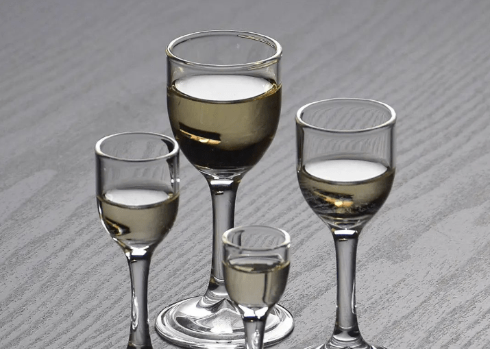 适量饮酒快乐生活小酒杯大乐趣小杯慢饮方得白酒之奥妙