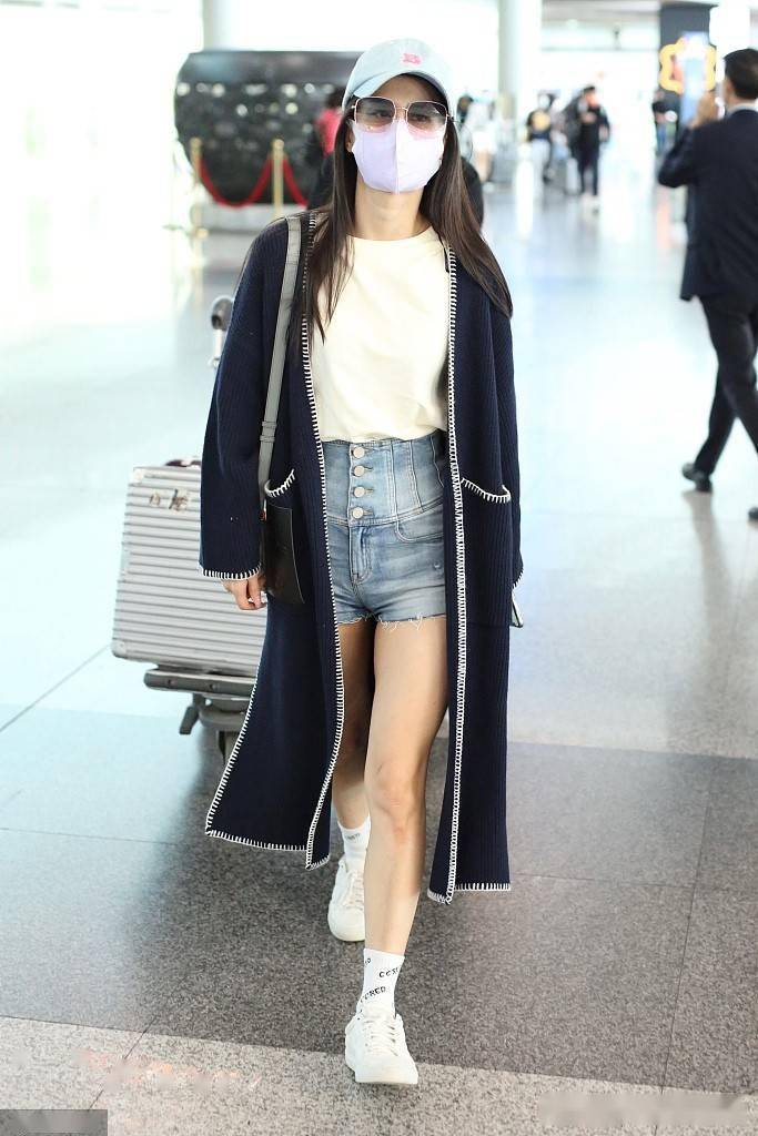 黄圣依长开衫配牛仔短裤秀美腿 戴棒球帽大步流星气场超飒
