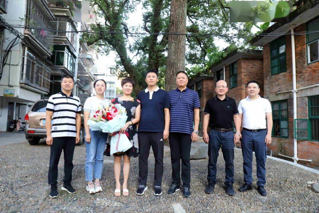 陈显卿书记看望慰问世界冠军家人