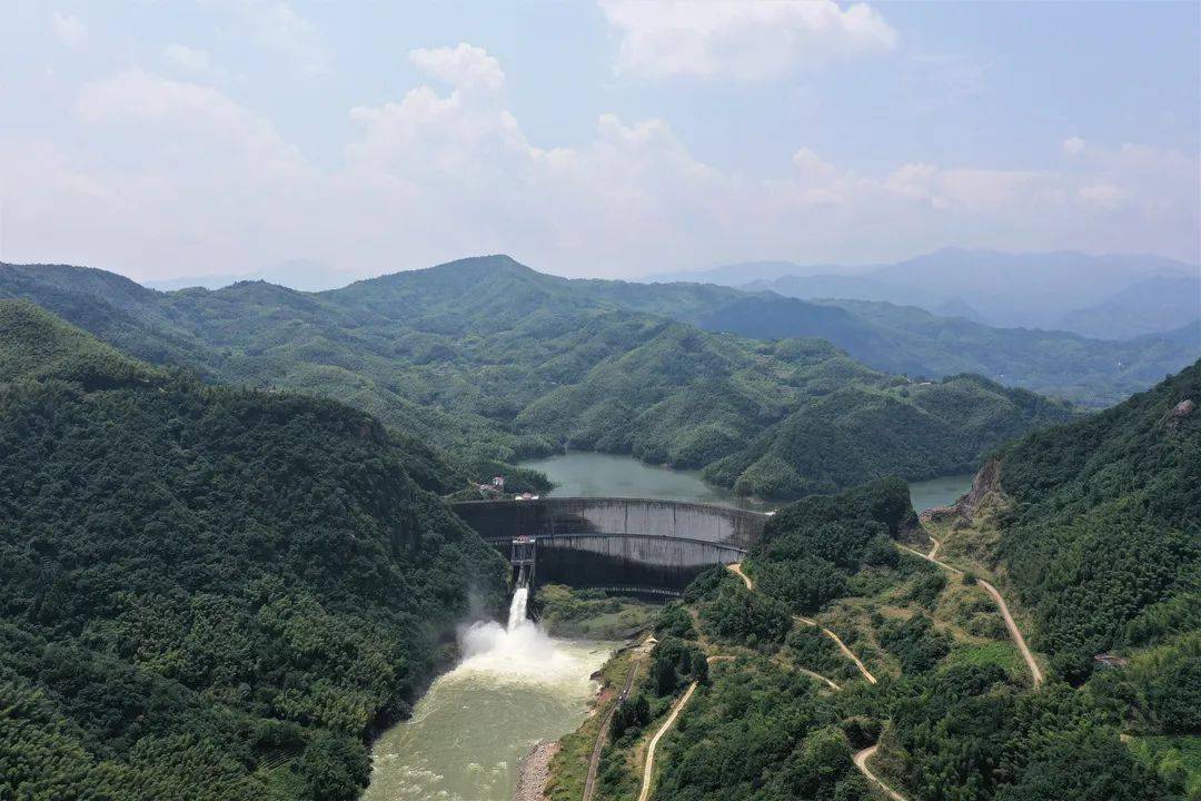 白莲崖水库的主要防洪任务是提高下游佛子岭水库的防洪标准,使佛子岭