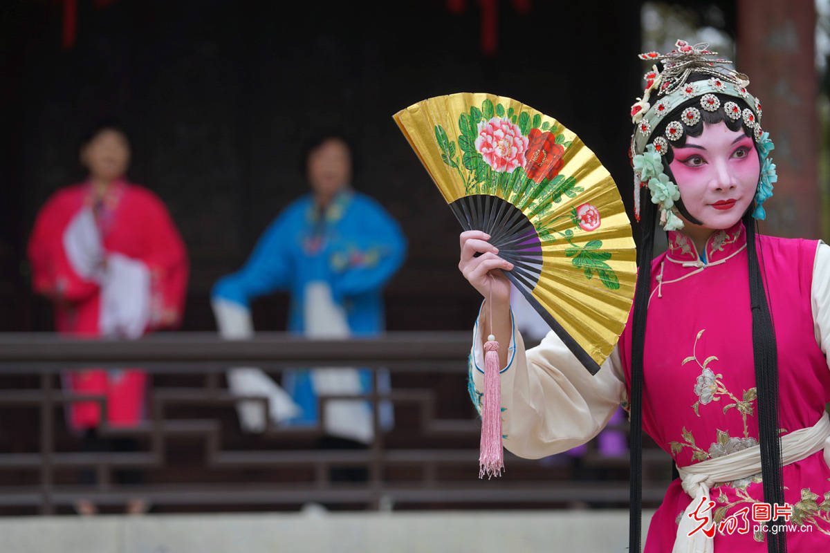 江苏泰州民众在梅兰芳纪念馆表演京剧