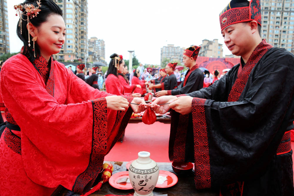 婚礼现场,在司仪的引领下,新人们着汉服,行汉礼