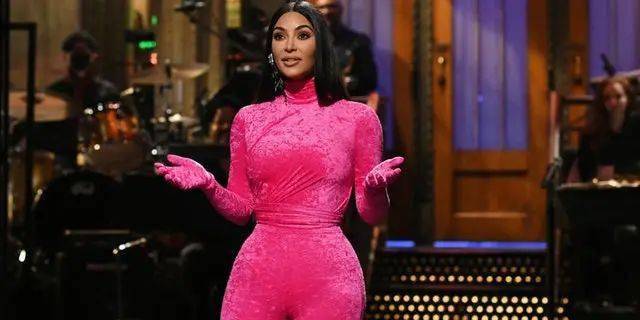 录制播出,这是一场周六深夜时段直播的喜剧小品类综艺节目,卡戴珊跨界