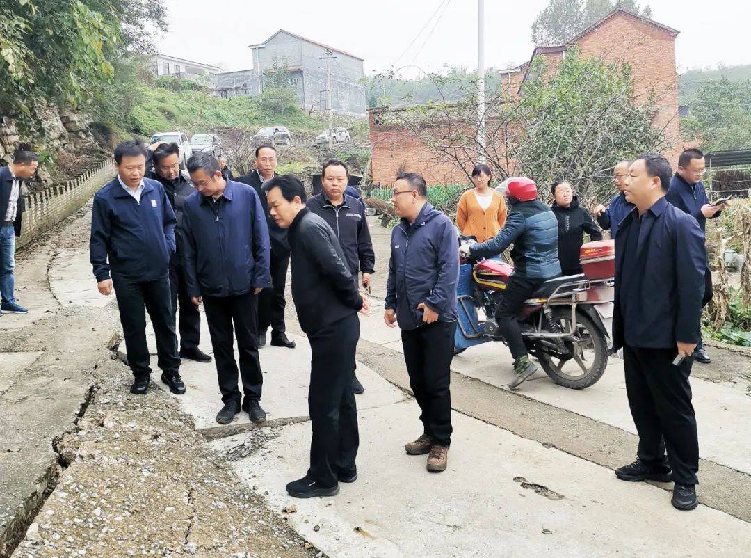 地质灾害防治专家带领相关科室人员与晋城市规划和自然资源局刘闯局长