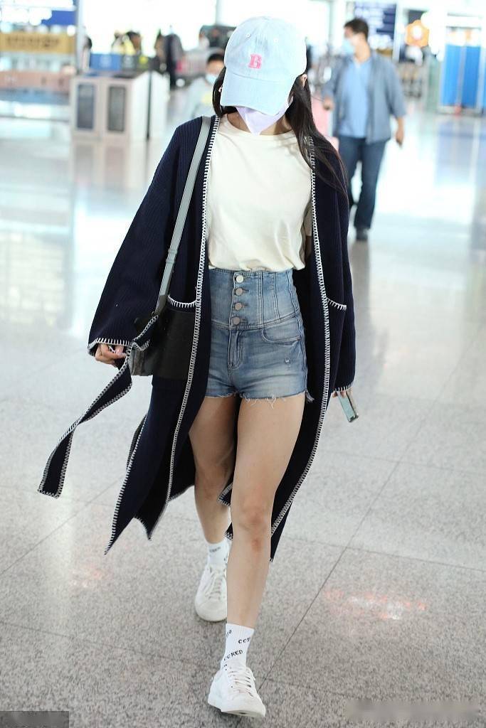 黄圣依长开衫配牛仔短裤秀美腿 戴棒球帽大步流星气场超飒