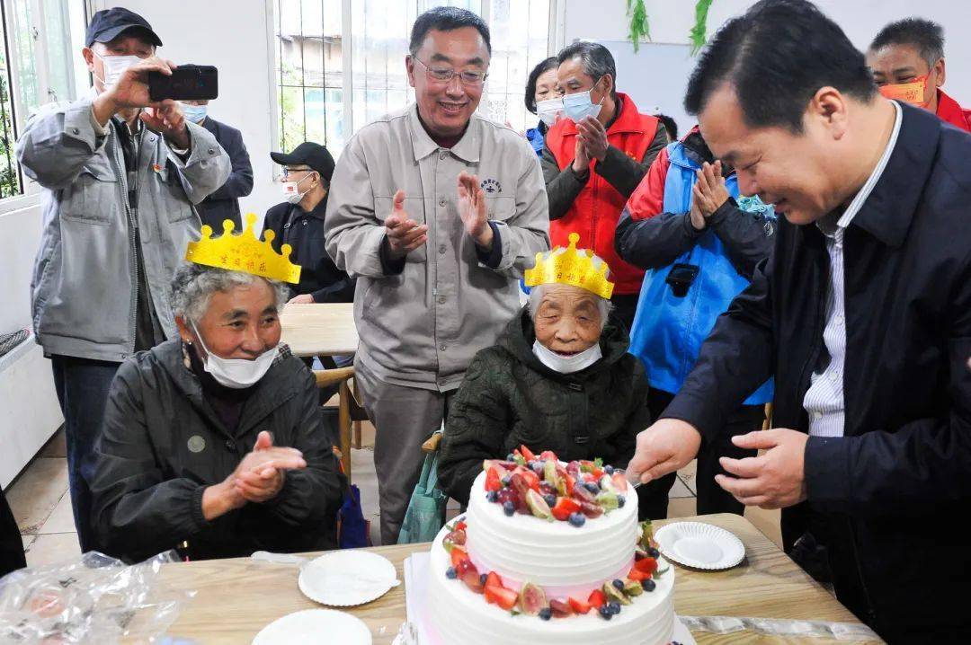 鋼都愛心使者在行動鞍山首家郭明義公益餐廳開張