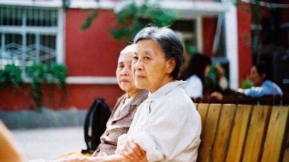 我俩儿子上清华和人大，可我还是进了养老院_老伴儿