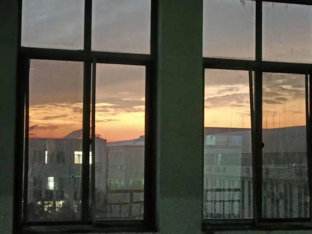 窗外绝美的风景透过护栏窗可以领略经贸人的活力伴着柔美的月色运动场
