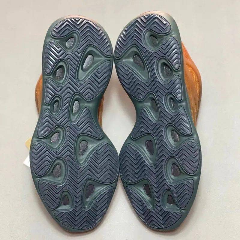 科技 质感奢华！「兵马俑」Yeezy 700 V3 最新实物曝光！