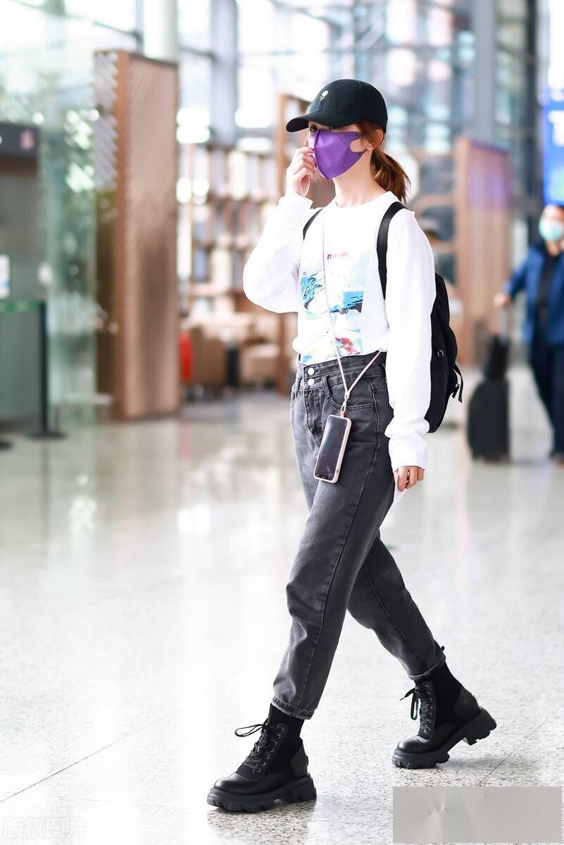 蔡卓妍现身机场白卫衣牛仔裤穿搭时尚练昂首阔步气场强