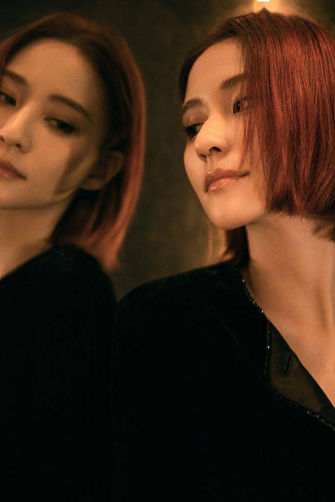 阿玛尼 何超莲着绒面开叉长裙美艳大气 于复古摩登氛围下展现优越身段