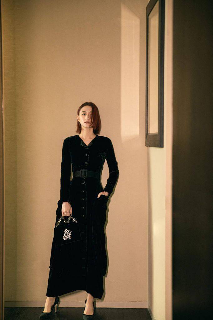 阿玛尼 何超莲着绒面开叉长裙美艳大气 于复古摩登氛围下展现优越身段