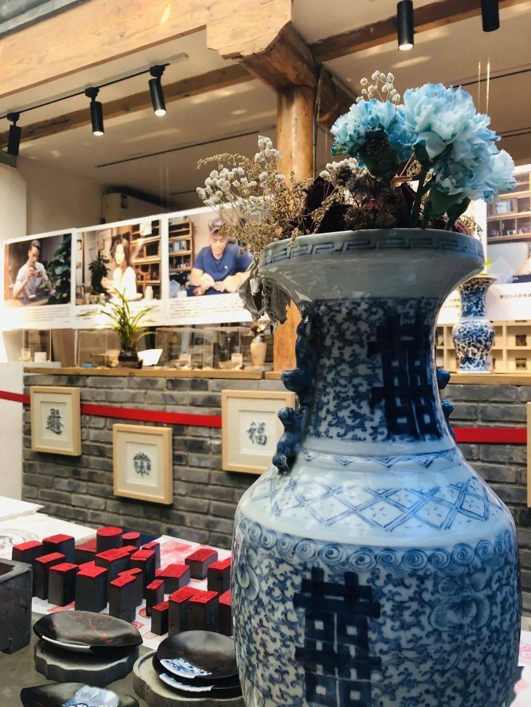 店员会细心讲解店里每一件工艺品的故事透过瓷片的幽蓝感受瓷器的