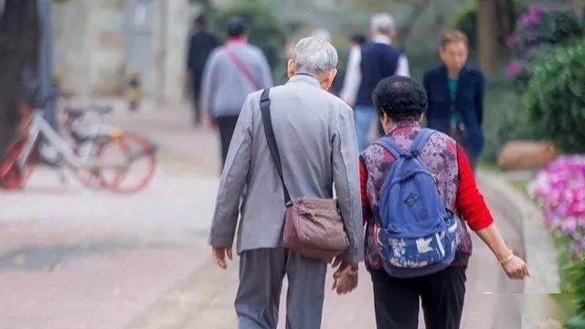 老漂族现状调查：语言不通、孤独、怕生病，融入新生活不易
