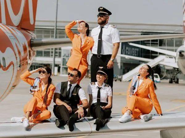 Ellen 这群空姐脱下“短裙制服”