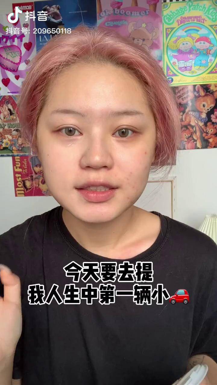 本芳龄富婆喜提人生第一辆小奔驰撒花我还特意化了一个看起来很有钱的