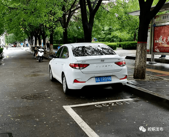 北后街东口车辆不在停车位停放金江新城西侧车辆不在车位停放新民北路