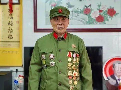 第二,是讓毛衛寧開拍前就面見91歲戰鬥英雄李延年,瞭解當年七連志願軍