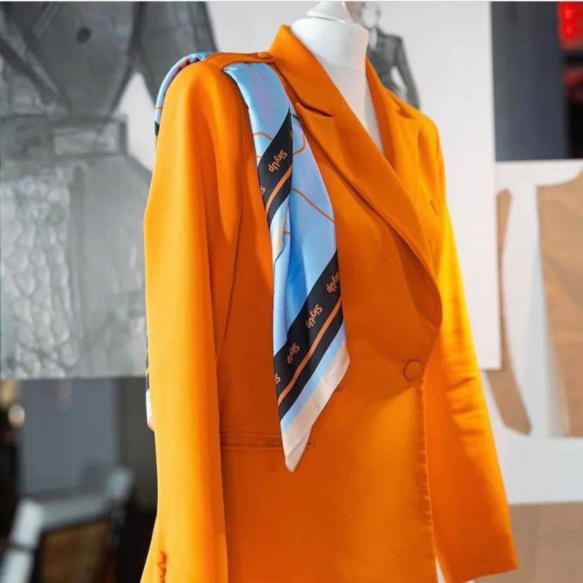 Ellen 这群空姐脱下“短裙制服”